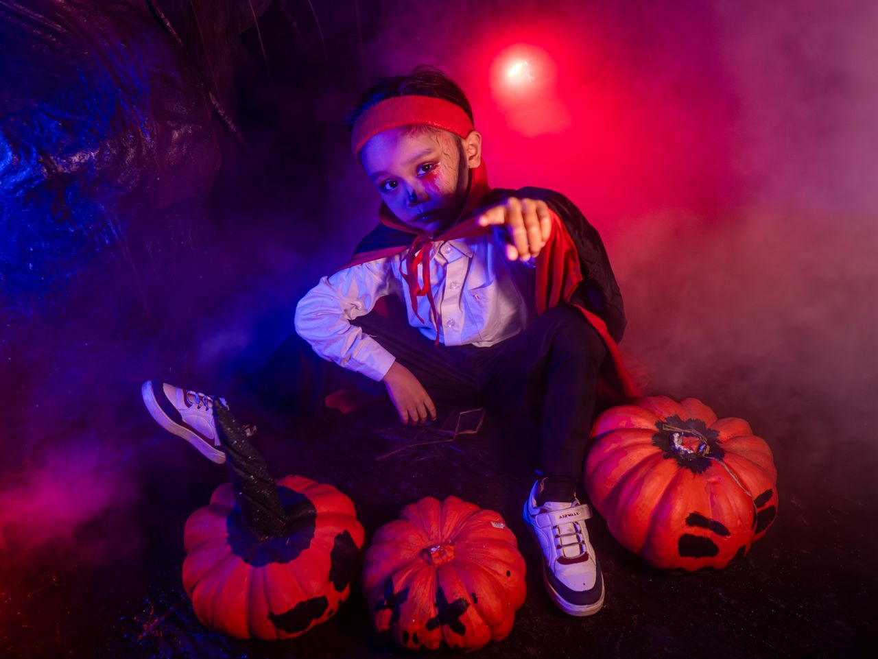 Pojke i halloweenutklädnad