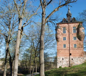 Wiks slott med några träd i förgrunden.