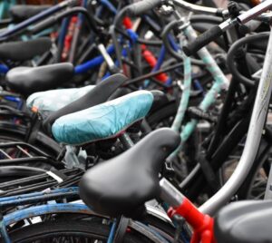 Ett tiotal cyklar i cykelställ